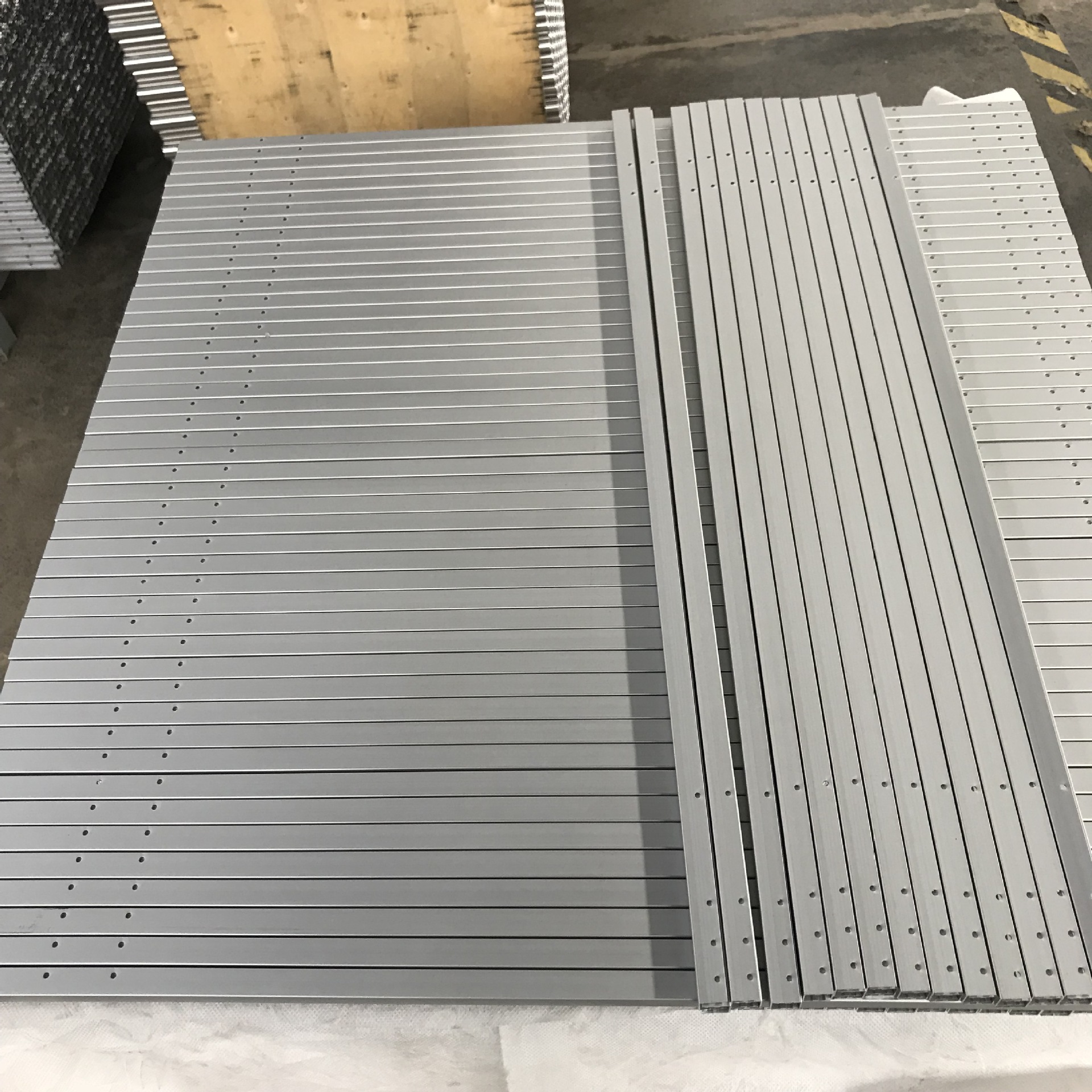 U型槽铝材冲孔加工铝方管打孔加工拾物器铝合金配件加工