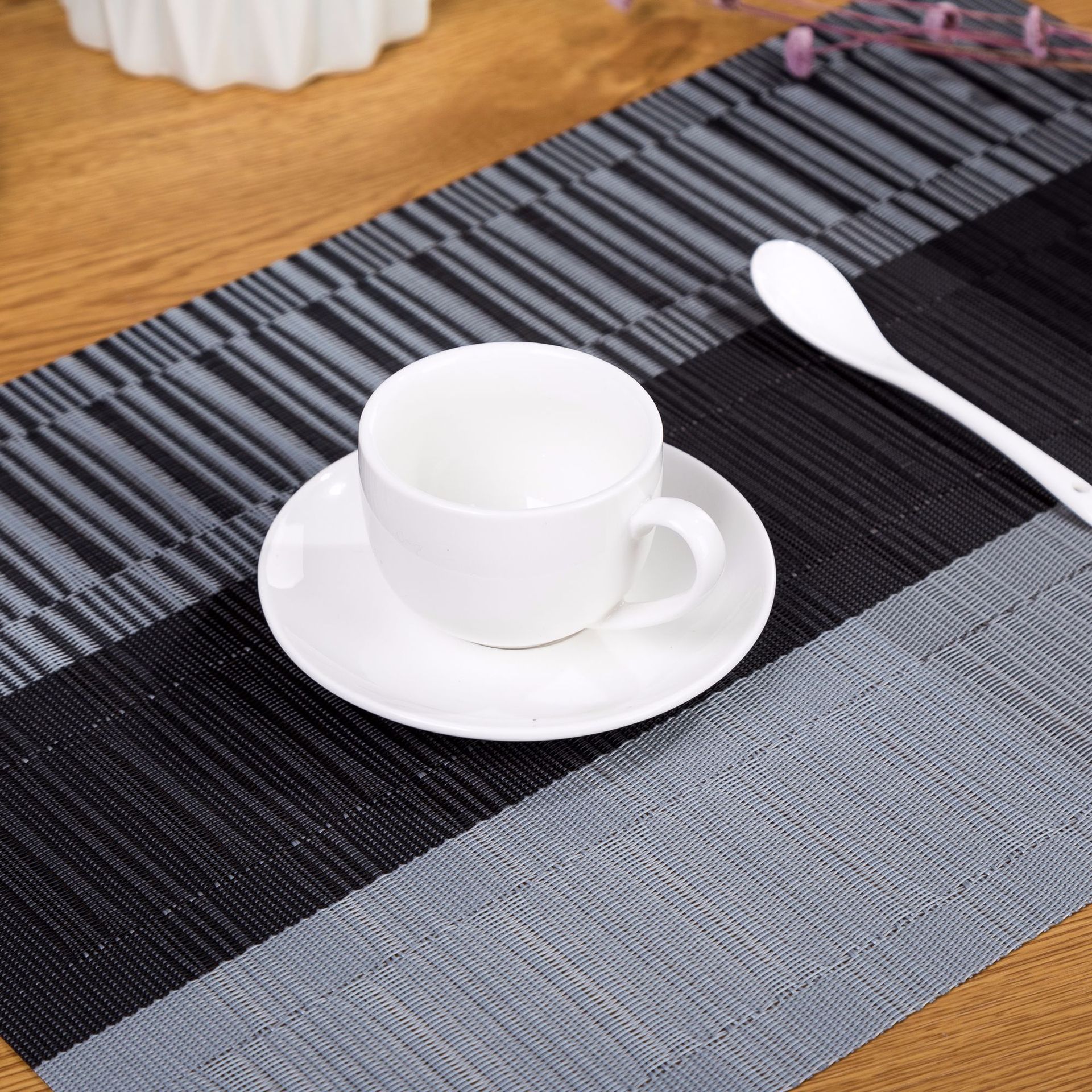 Amazon se especializa en manteles individuales de Teslin impermeables y antideslizantes, manteles aislantes del calor, manteles individuales estilo occidental, posavasos, manteles para mesa de café y manteles antiescaldantes.