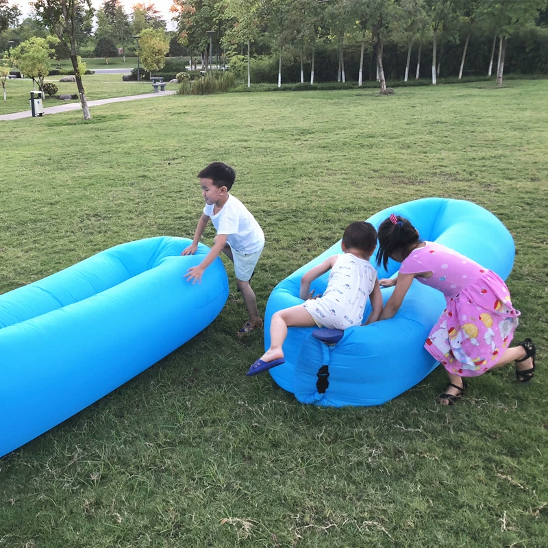 Двухслойный складной дорожный диван-кровать надувной пляжный sleeping bag в руках