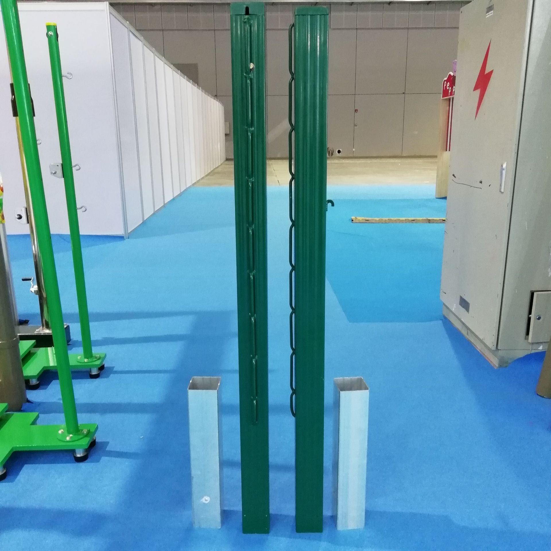 Manufacturer supplies aluminum alloy tennis posts, thickened and reinforced aluminum alloy profiles, and standard competition tennis hoops.