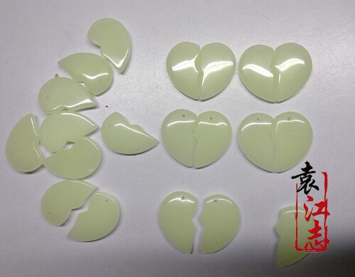 High-brightness natural luminous stone love necklace luminous stone couple heart pendant male and female friends heart pendant accessories