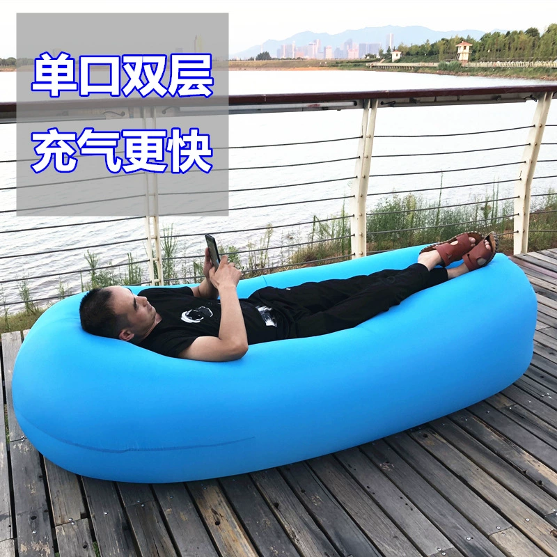 Двухслойный складной дорожный диван-кровать надувной пляжный sleeping bag в руках