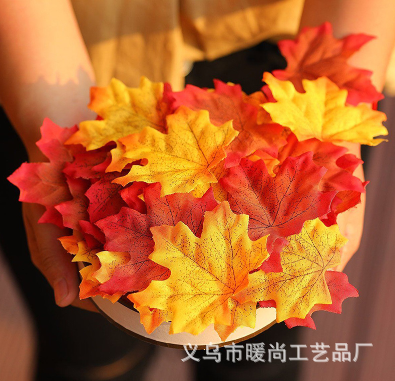 En stock Amazon transfronteriza caliente 8cm simulación hoja de arce planta 100 unids un paquete de accesorios de la escena de la foto de la boda