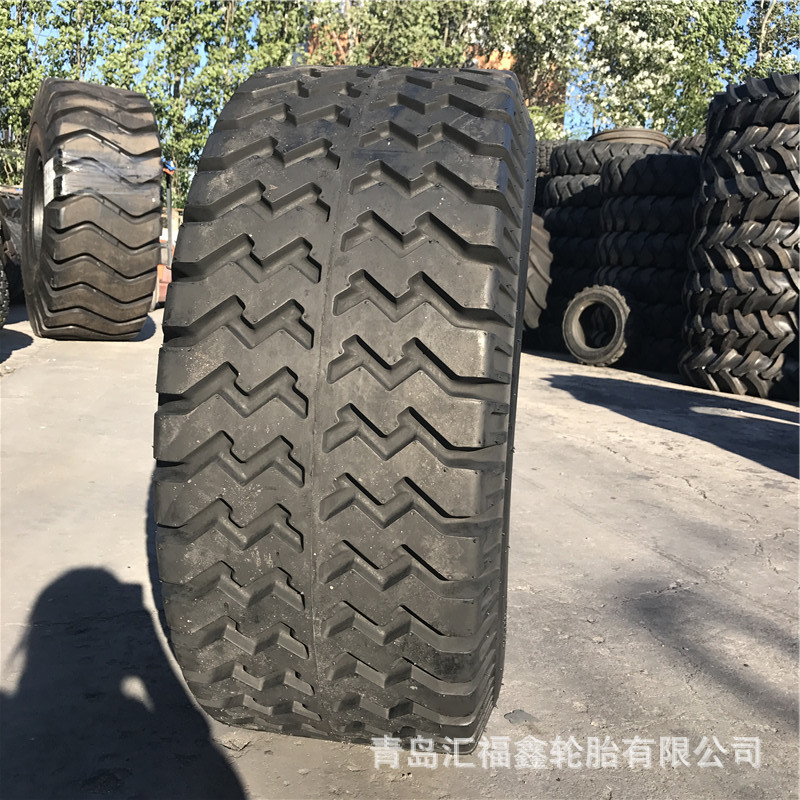 现货出口俄罗斯鸡爪花纹拖车轮胎15.5/65-18