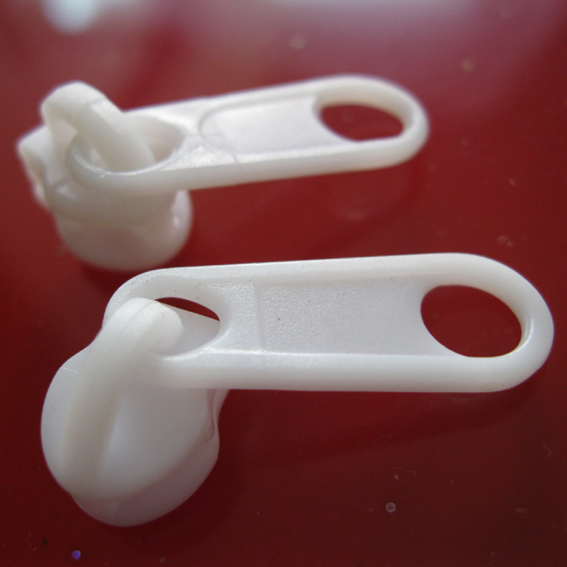 厂价批发塑料拉头尼龙拉链配套的黑白树脂长坂拉链头长坂头拉扣