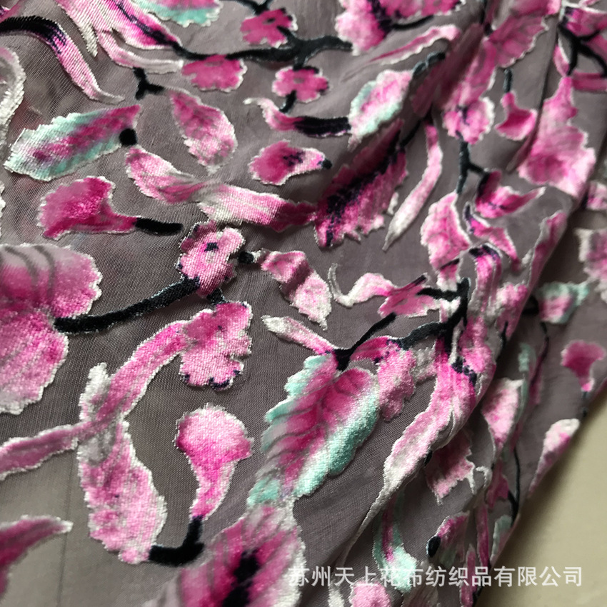 供应羽化树叶图形烧花丝绒可来样做货乔其绒或锦绒烂花绒交货及时