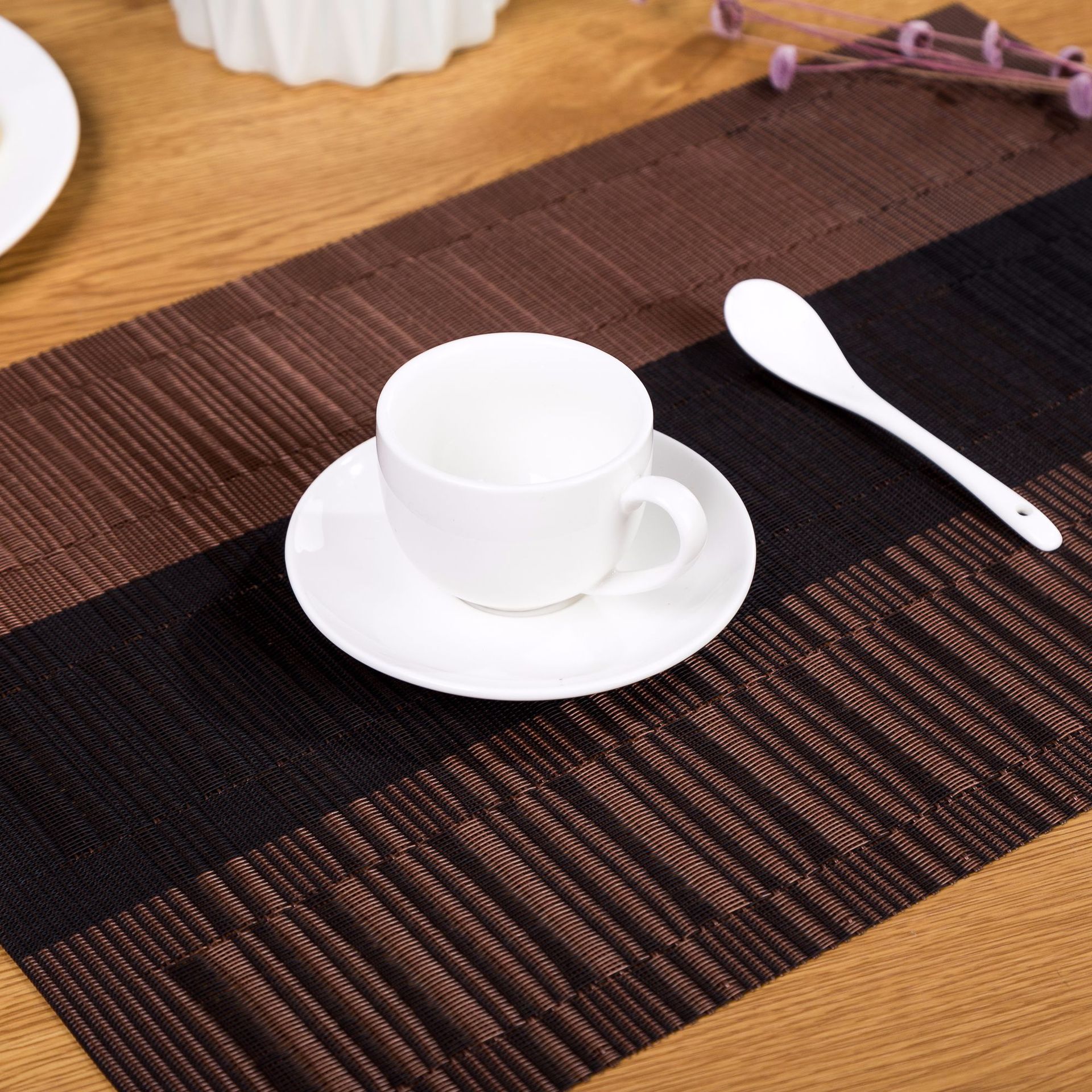Amazon se especializa en manteles individuales de Teslin impermeables y antideslizantes, manteles aislantes del calor, manteles individuales estilo occidental, posavasos, manteles para mesa de café y manteles antiescaldantes.