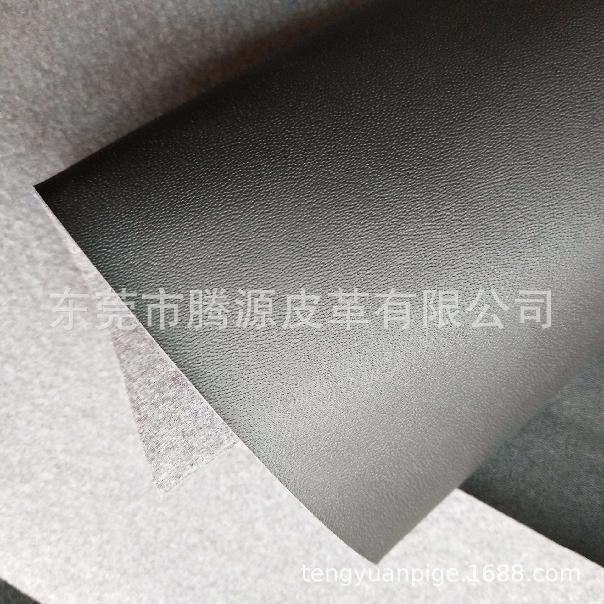 现货批发人造革PU皮革太空R8纹运动鞋材体育用品箱包表带商标革