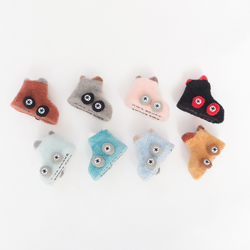 Otoño e invierno engrosado calcetines de bebé 0-3 años de edad niños de dibujos animados hilo de plumas coche antideslizante piso zapatos de bebé y calcetines