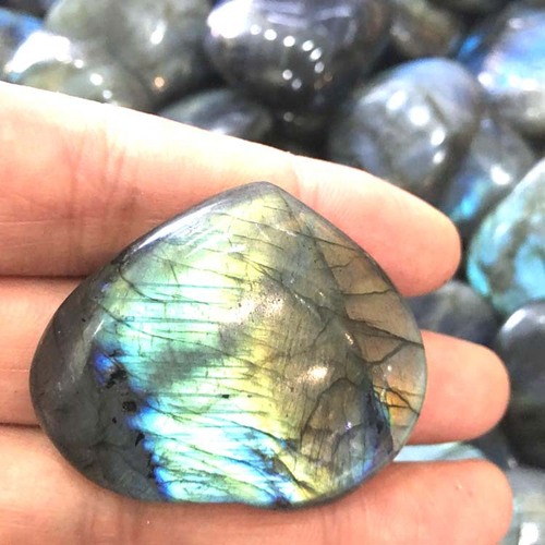 Wholesale natural labradorite heart-shaped pendant raw stone blue colored light punchable pendant jewelry accessories moonstone love heart