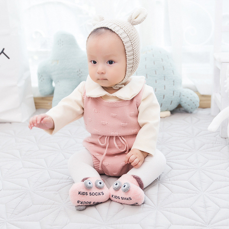 Otoño e invierno engrosado calcetines de bebé 0-3 años de edad niños de dibujos animados hilo de plumas coche antideslizante piso zapatos de bebé y calcetines