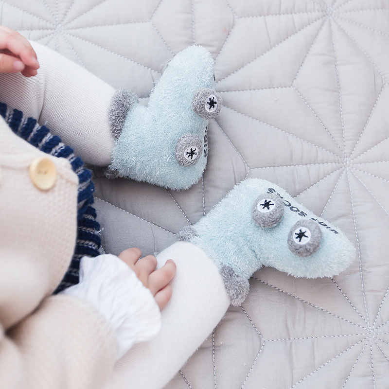 Otoño e invierno engrosado calcetines de bebé 0-3 años de edad niños de dibujos animados hilo de plumas coche antideslizante piso zapatos de bebé y calcetines