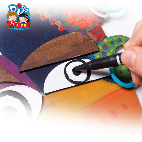 Maze of facial features Children's handmade art graffiti Five Palaces art materials Kindergarten creative environment layout creation