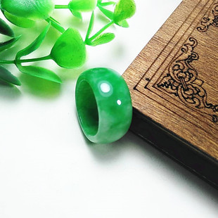 Manufacturer's Supply of Widened Emerald Color Rings for Couples, Fashionable Full Green Jade Rings Wholesale