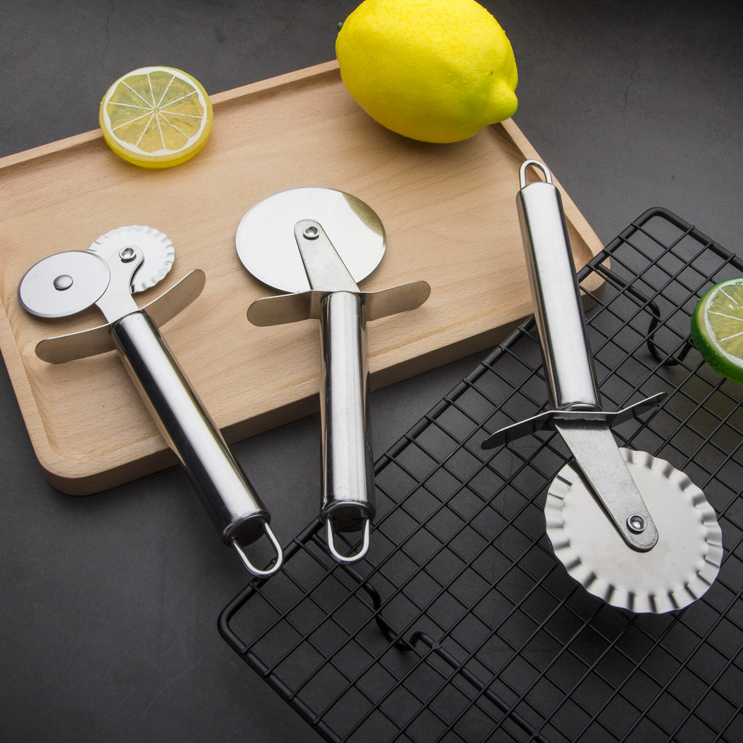 Wholesale pizza roller knife stainless steel single -wheel pizza knife sloping knife pizza baking tool