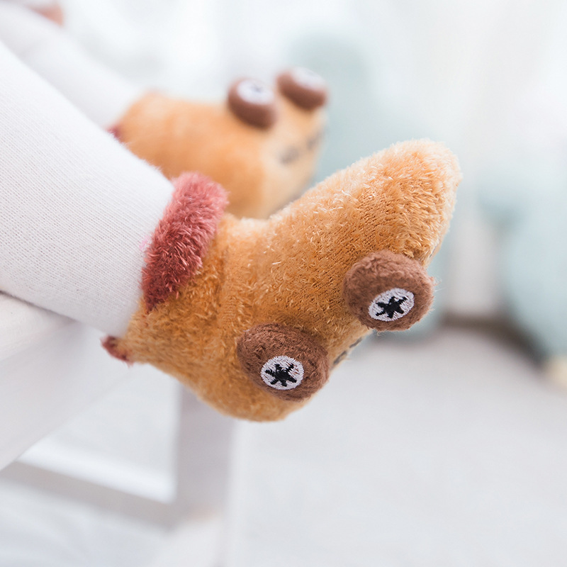 Otoño e invierno engrosado calcetines de bebé 0-3 años de edad niños de dibujos animados hilo de plumas coche antideslizante piso zapatos de bebé y calcetines