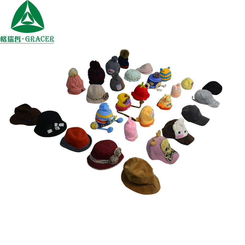 外贸货源批发韩版可爱毛球刺绣卡通儿童帽保暖护耳冬帽出口菲律宾