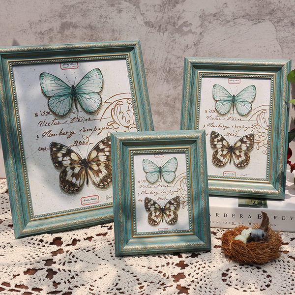 The US European -style wedding dress is made into a photo frame.