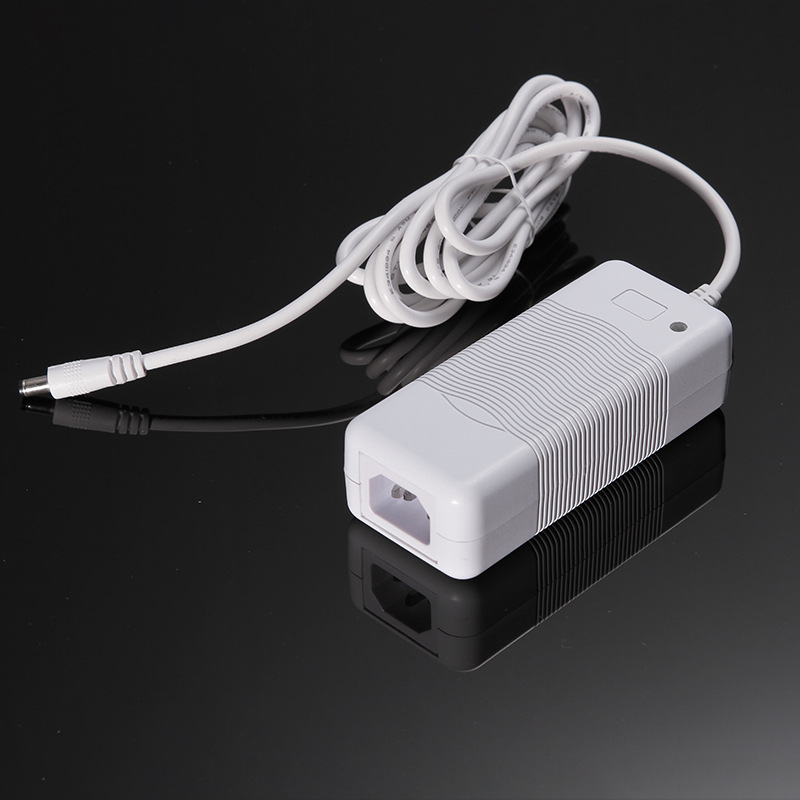白色19V3.42A 19V3A澳大利亚RCM电源适配器 带马达产品电源适配器