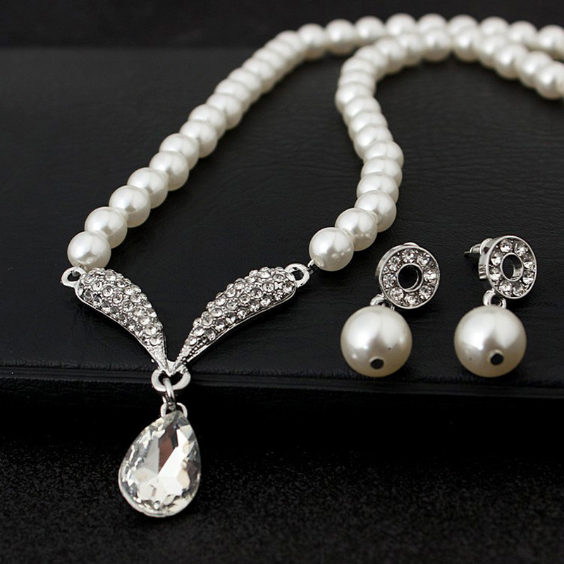 Necklace and earrings pearl drop-shaped
