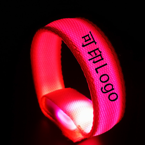 Fluorescence flashing bracelet