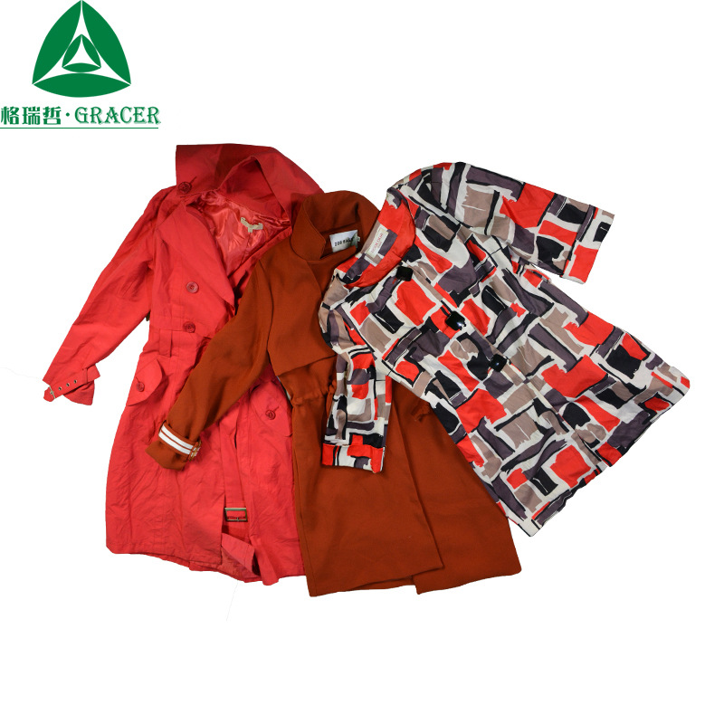 美国二手旧衣服厂家100kg包装杂款春秋不规则印花风衣女外套混批