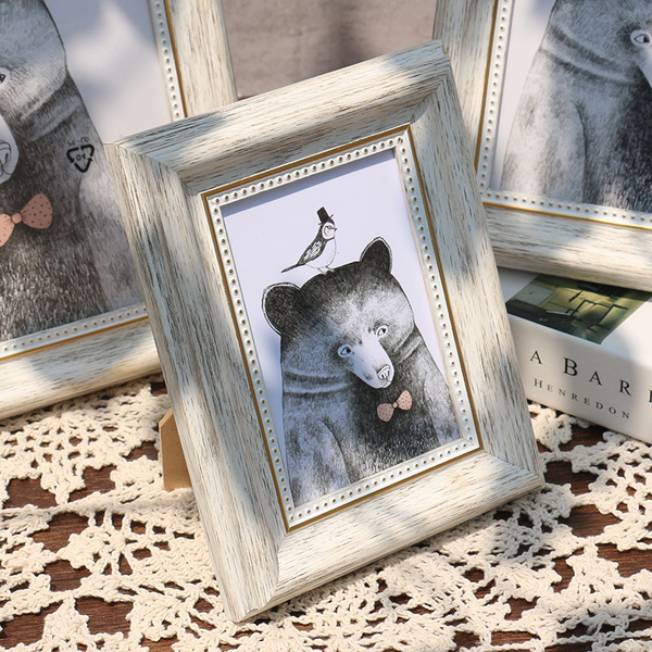 The US European -style wedding dress is made into a photo frame.