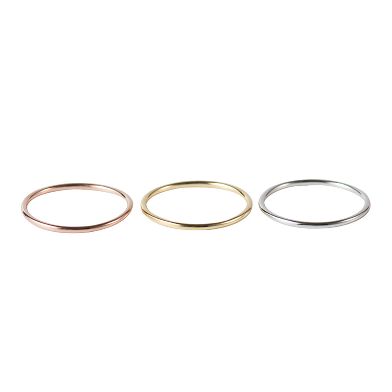 Anelli delicati impilabili bicolore, set di stratificazione in metallo misto di tendenza, fasce sottili minimaliste in oro e argento, simboli di stelle iniziali incisi, impilabili da 3 a 5 pezzi, moda_voghion.com