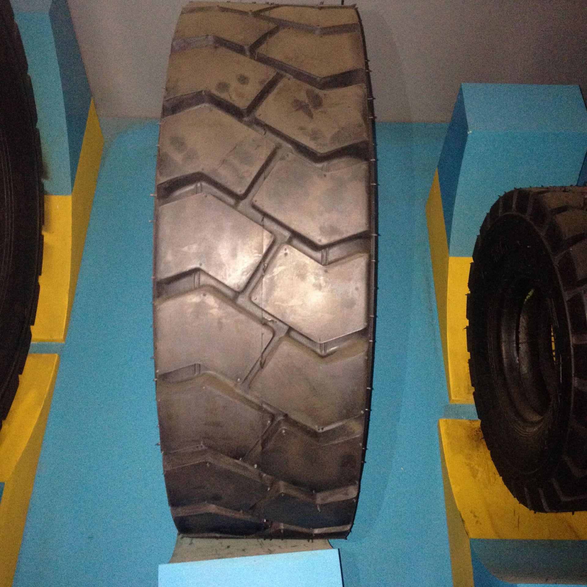 厂家批发充气加厚抗刺扎 400-8叉车轮胎工程机械轮胎叉车实心轮胎