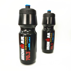 プラスチックスポーツボトルアウトドアギフトボトル 750 ミリリットルスポーツボトルサイクリングボトルスクイーズボトルウォーターカップ