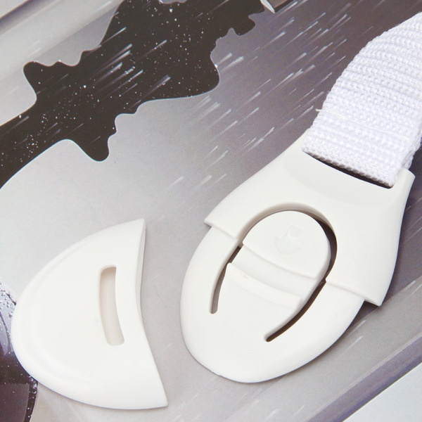 Children's safe door lock for boxes