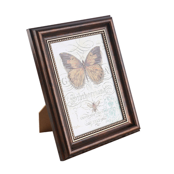 The US European -style wedding dress is made into a photo frame.