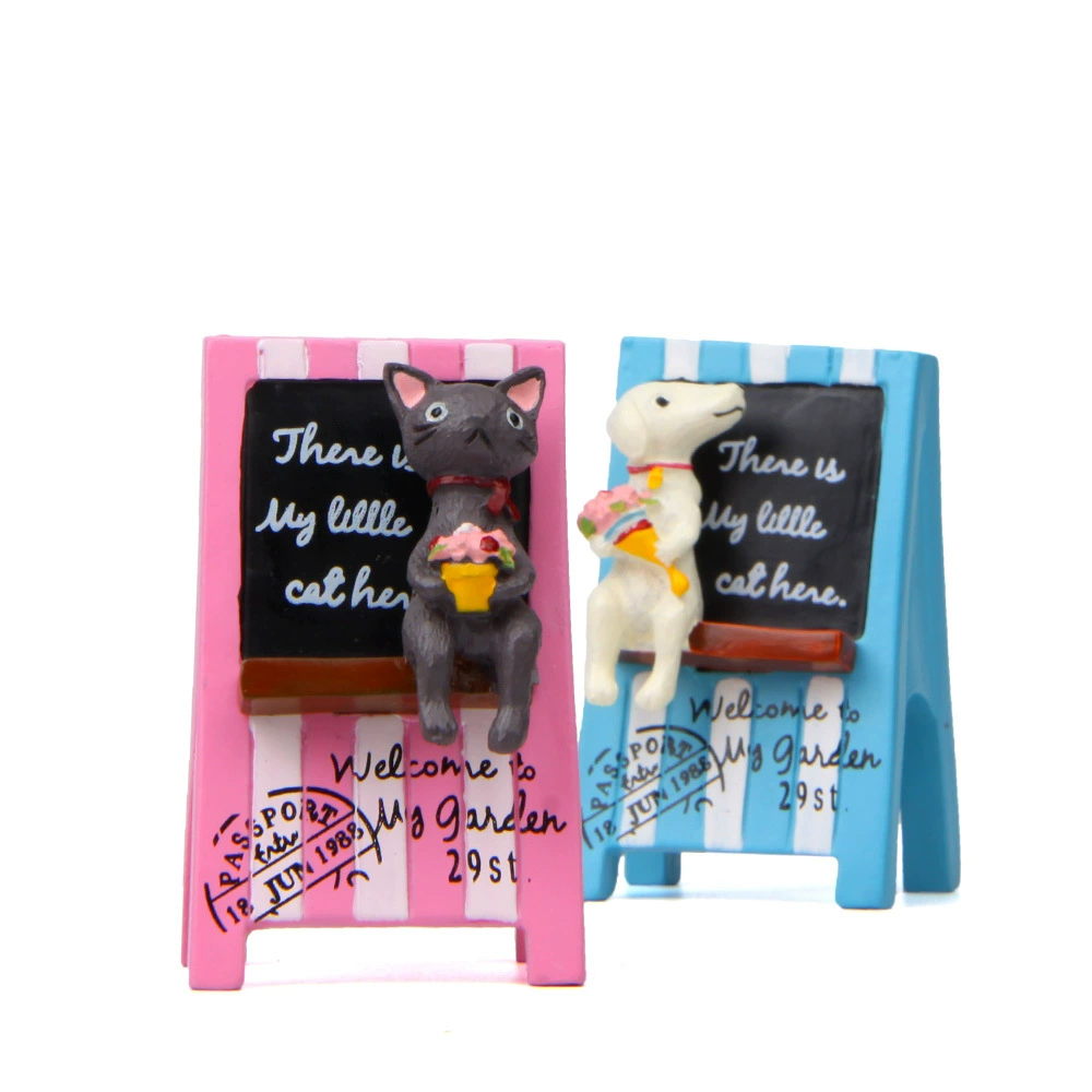 Милый и свежий щенок и кошка, сидящие на доске, рекламный знак, садовая сочный цветочный композиция, подключаемый реквизит, кукла с микропейзажем.