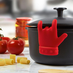 Creative and practical kitchen gadgets, finger-shaped pot lid to prevent overflow and raised spoon holder to prevent soup from overflowing
