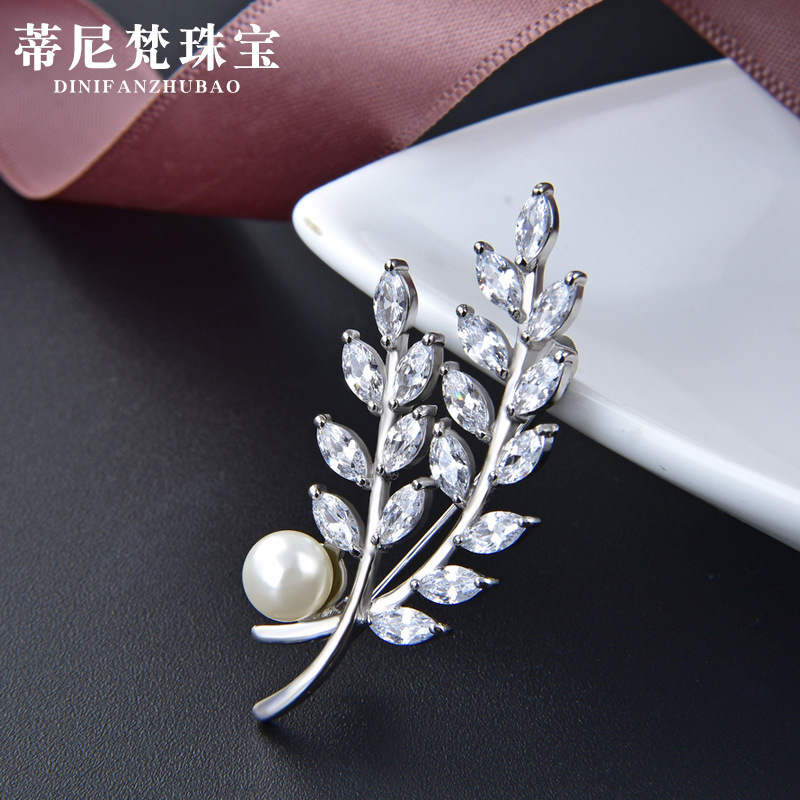 S925 broche de hoja de plata esterlina de gama alta de las mujeres exquisito traje suéter pin accesorios diseño sentido nicho temperamento ramillete