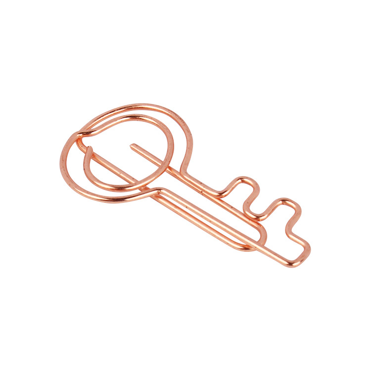 Fábrica al por mayor de metal simple chapado en oro rosa clip de papel a granel oro clave forma clip de papel en forma