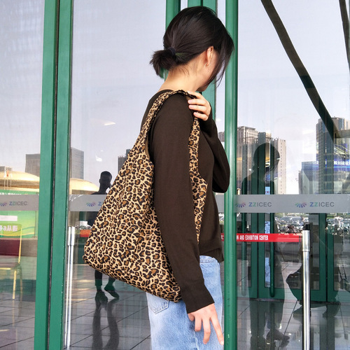 Leopard print bagless vest bag for women, trendy leopard pattern printed canvas bag, Korean style casual fashion student shoulder bag and hand-held canvas bag