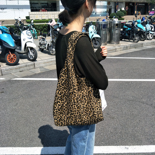Leopard print bagless vest bag for women, trendy leopard pattern printed canvas bag, Korean style casual fashion student shoulder bag and hand-held canvas bag