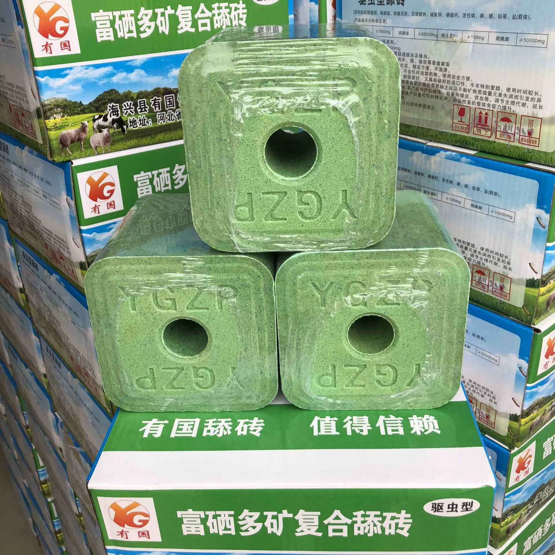 Солевые кирпичи с микроэлементами для крупного рогатого скота, овец, лошадей и оленей, лизунцы, комплексные минеральные кормовые добавки, питательные кирпичи против болезней и отпугивающие насекомых.