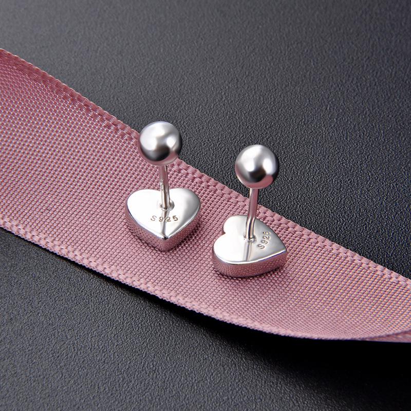 S925 plata esterlina negro precioso Stud pendientes para mujeres verano simple estilo frío nicho diseño pequeña joyería de plata melocotón corazón pendientes