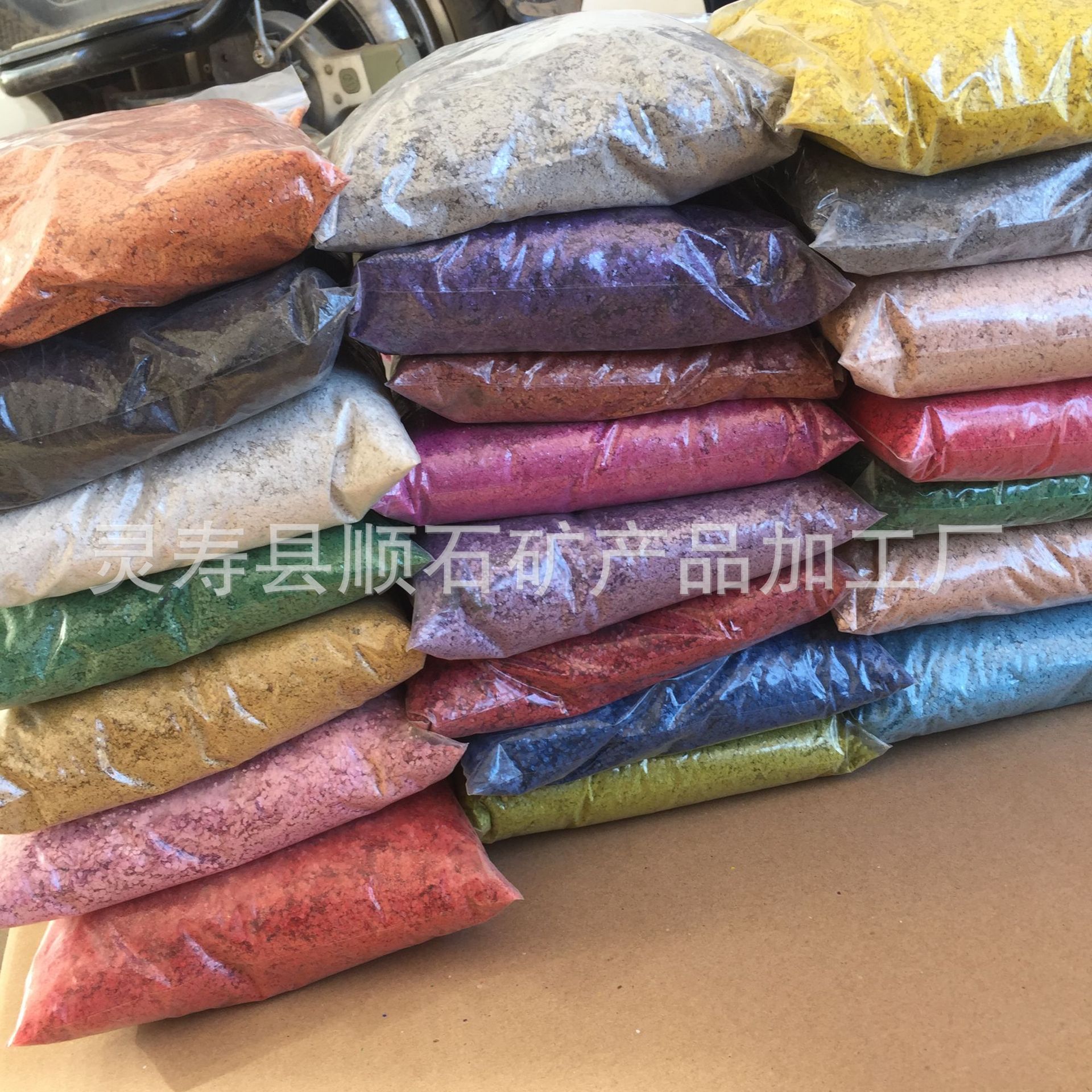 厂家供应真石漆外墙涂料用复合岩片美甲用彩色岩片