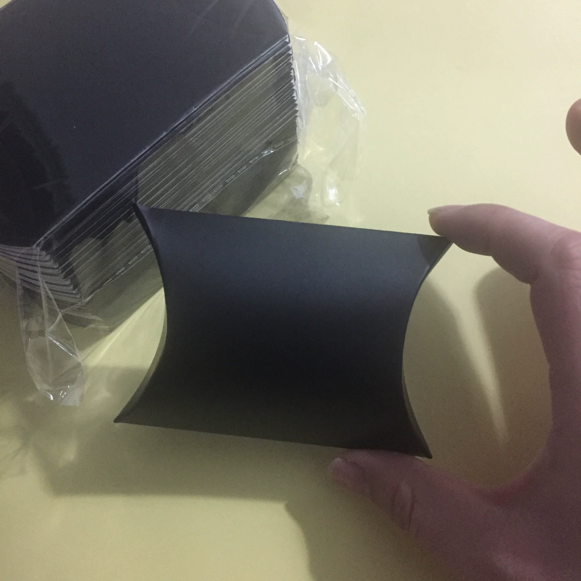 Новая креативная коробка для конфет из крафт-бумаги, коробка-подушка, экспортная коробка для конфет, с возможностью индивидуального заказа, три цвета, белая, для подарков на день рождения и вечеринок