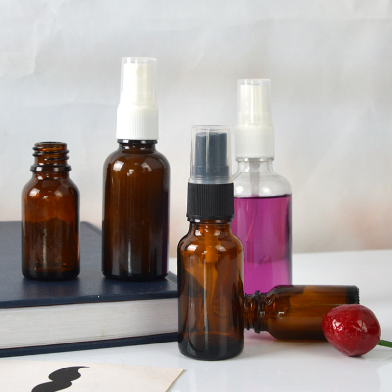 Fábrica al por mayor spray botella de aceite esencial de vidrio sub-botella marrón transparente varias botellas cosméticas puede ser al por mayor