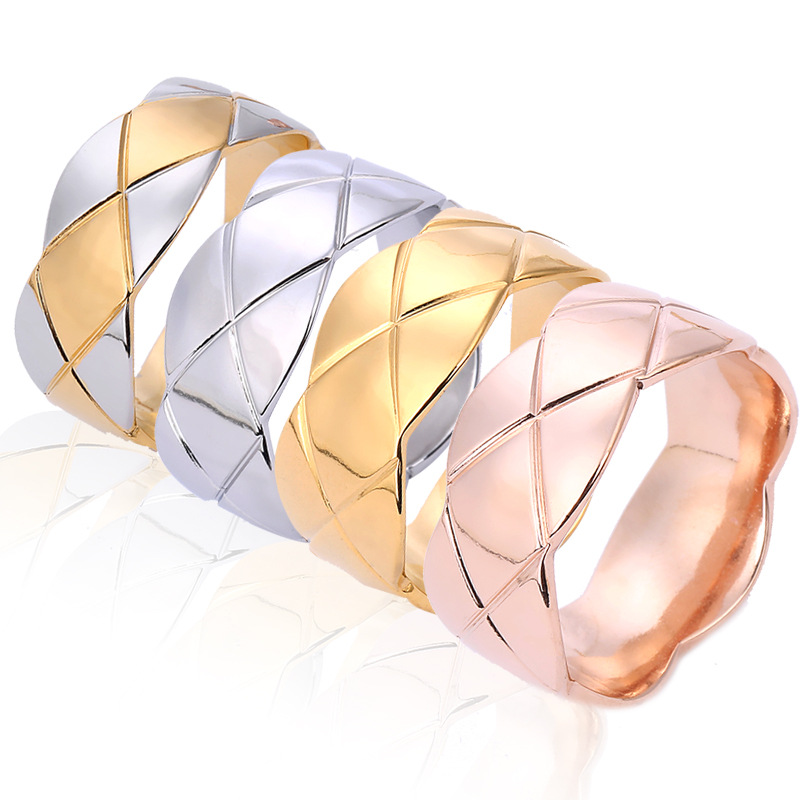 Joyería de estilo europeo y americano con formas irregulares, bordes ondulados y patrones de diamantes, anillos de acero inoxidable y titanio, suministro directo del fabricante.