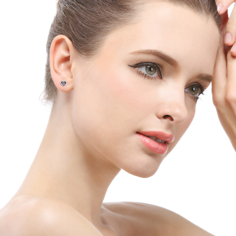 S925 plata esterlina negro precioso Stud pendientes para mujeres verano simple estilo frío nicho diseño pequeña joyería de plata melocotón corazón pendientes