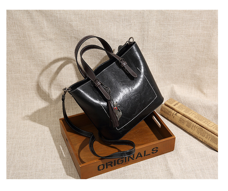 Foreign trade new women's bag fashion trendy women's bag handbag Korean style pendant tassel large bucket bag retro shoulder bag