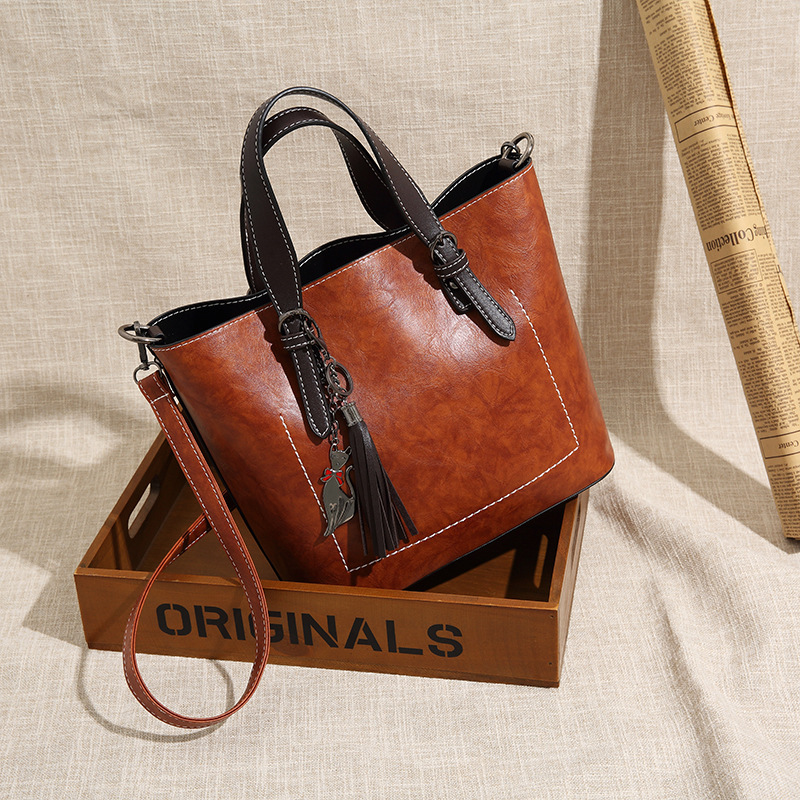 Foreign trade new women's bag fashion trendy women's bag handbag Korean style pendant tassel large bucket bag retro shoulder bag