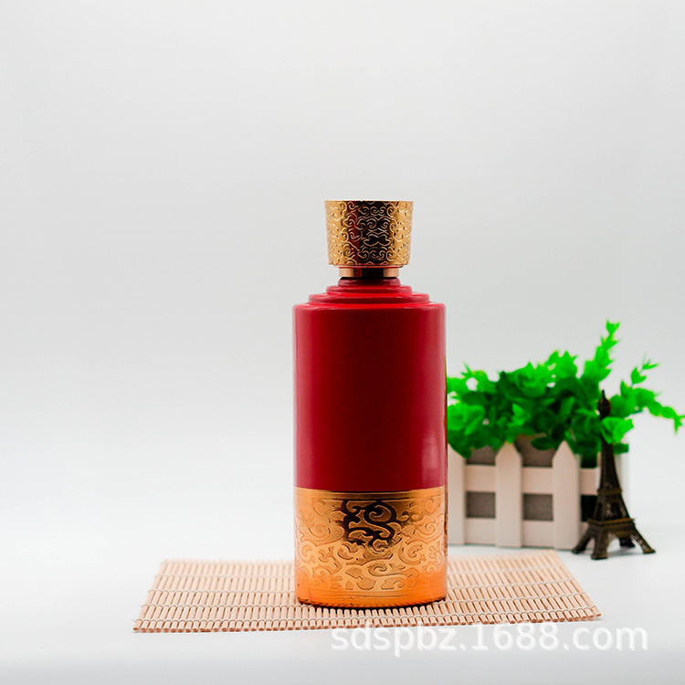 制作红色镀金喷涂瓶 500ml白酒玻璃瓶内容支持设计郓城喷涂酒瓶