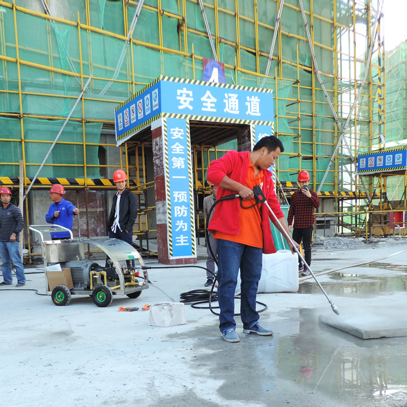 工地现场水泥拉毛用500公斤高压清洗机冲洗洁乐美E5022高压水枪
