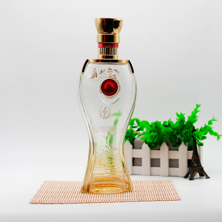 制作晶白料喷涂瓶 一斤装透明黄白酒瓶配镀金外套 烤真金画纸